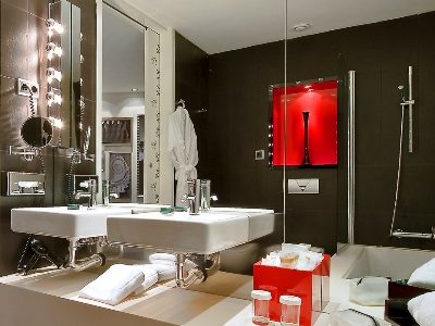 bathroom 1 - hotel vincci via 66 - madrid, spain