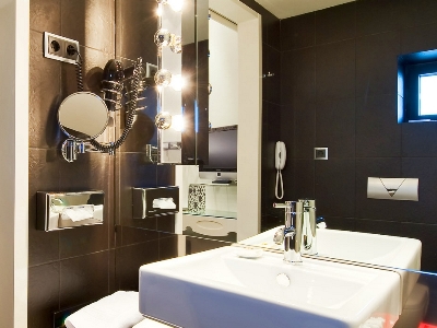 bathroom - hotel vincci via 66 - madrid, spain