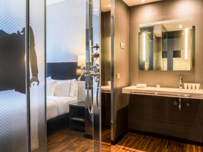 bathroom 1 - hotel ac madrid feria - madrid, spain