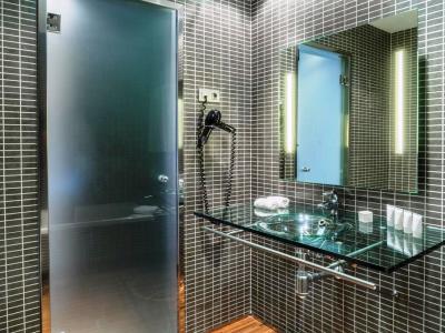 bathroom 2 - hotel ac madrid feria - madrid, spain