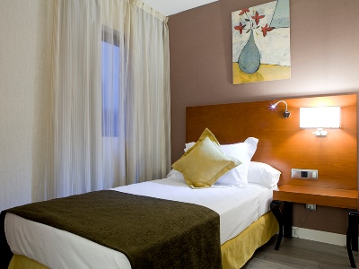bedroom 1 - hotel puerta de toledo - madrid, spain