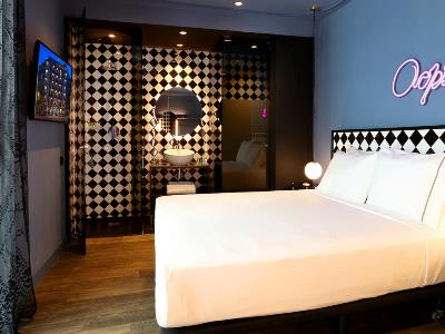 bedroom 4 - hotel axel madrid - lgtbi heterofriendly - madrid, spain