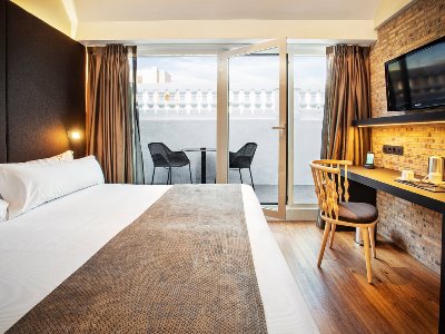 bedroom 1 - hotel catalonia gran via - madrid, spain