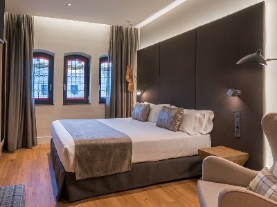 bedroom - hotel catalonia gran via - madrid, spain
