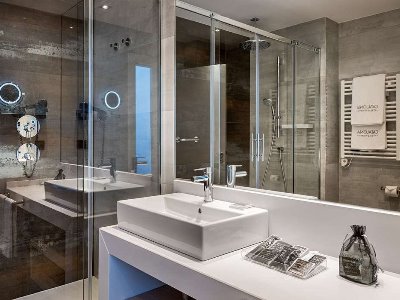 bathroom - hotel catalonia gran via - madrid, spain