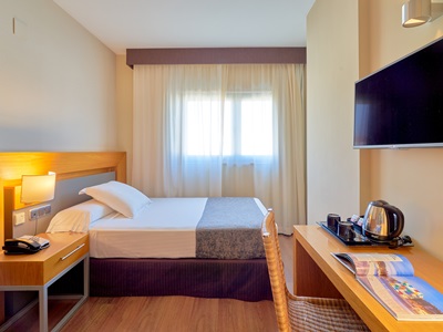 bedroom - hotel guadalmedina - malaga, spain