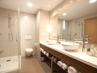 bathroom - hotel hilton garden inn malaga - malaga, spain
