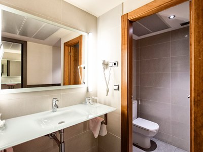 bathroom - hotel maisonnave - pamplona, spain