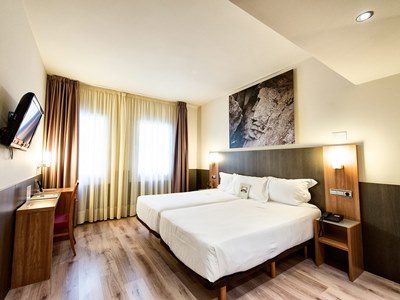 bedroom 1 - hotel maisonnave - pamplona, spain
