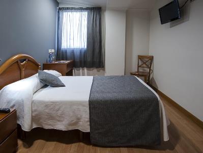bedroom - hotel hostal izaga - pamplona, spain