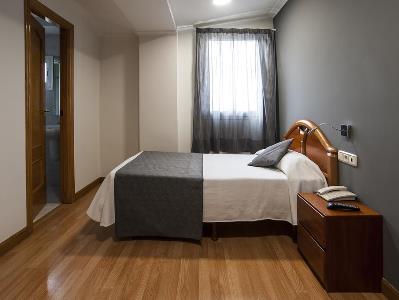 bedroom 1 - hotel hostal izaga - pamplona, spain