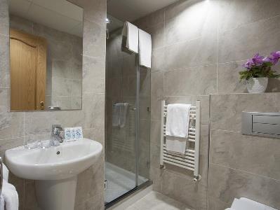 bathroom - hotel hostal izaga - pamplona, spain