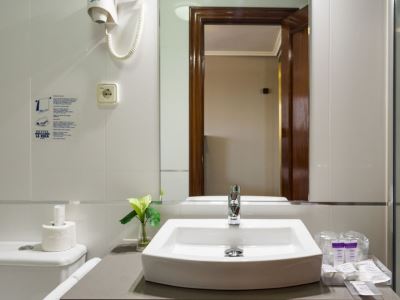 bathroom 2 - hotel chateau la roca - santander, spain