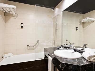 bathroom 1 - hotel abba santander - santander, spain