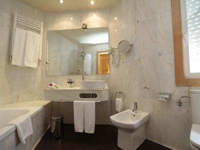 bathroom 1 - hotel congreso - santiago de compostela, spain