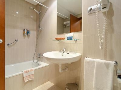 bathroom - hotel mx mexico pr - santiago de compostela, spain