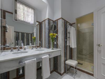 bathroom 1 - hotel las casas de la juderia - seville, spain