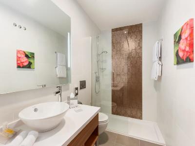 bathroom - hotel hilton garden inn sevilla - seville, spain