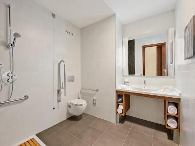 bathroom 1 - hotel hilton garden inn sevilla - seville, spain