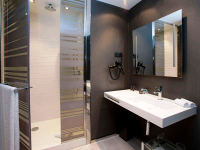 bathroom 1 - hotel sh colon valencia hotel - valencia, spain
