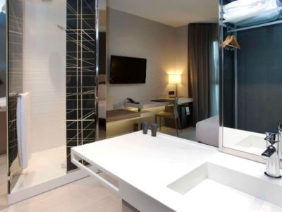 bathroom 2 - hotel sh colon valencia hotel - valencia, spain