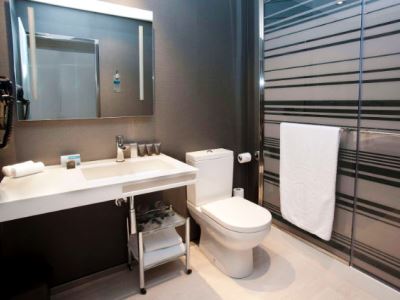 bathroom 3 - hotel sh colon valencia hotel - valencia, spain