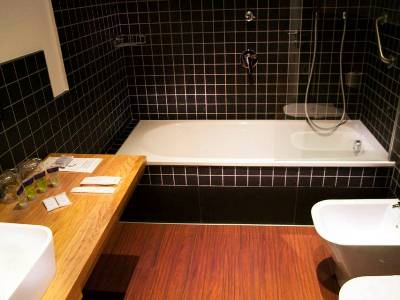 bathroom 2 - hotel zenit el coloquio - valladolid, spain