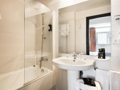 bathroom - hotel abba jazz hotel - vitoria, spain