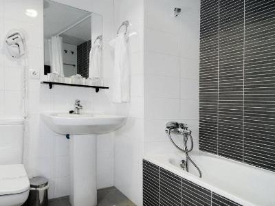 bathroom - hotel casa palacio de los sitios - zaragoza, spain