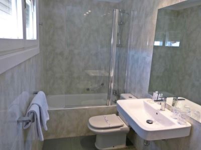 bathroom - hotel avenida - zaragoza, spain