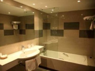 bathroom - hotel cesaraugusta - zaragoza, spain