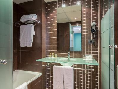 bathroom - hotel eurostars rey fernando - zaragoza, spain