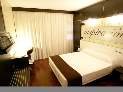 bedroom 1 - hotel europa - zaragoza, spain