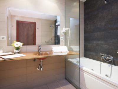 bathroom 1 - hotel granada palace - monachil, spain