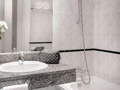 bathroom - hotel ramada by wyndham madrid tres cantos - tres cantos, spain