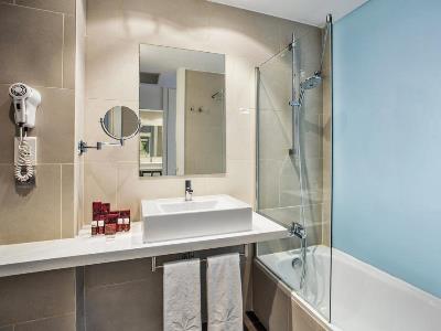 bathroom - hotel azz valencia tactica - paterna, spain
