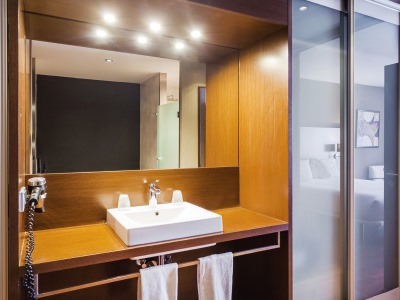 bathroom - hotel azz valencia congress - paterna, spain