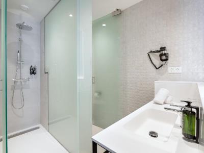 bathroom - hotel alexandre hotel fira congress - hospitalet de llobregat, spain