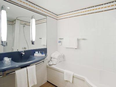 bathroom - hotel novotel barcelona sant joan despi - sant joan despi, spain