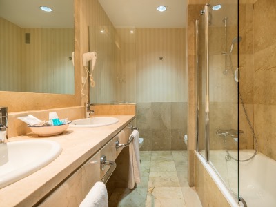 bathroom - hotel ilunion alcora sevilla - san juan de aznalfarache, spain
