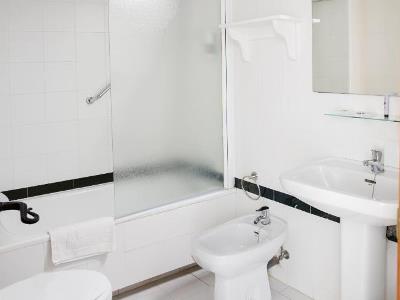 bathroom - hotel villa de algar - algar, spain