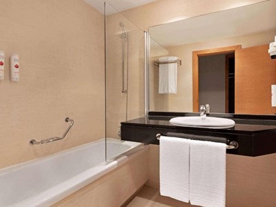 bathroom - hotel ramada by wyndham valencia almussafes - almussafes, spain