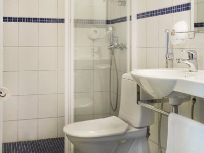 bathroom - hotel helka - helsinki, finland