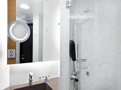 bathroom - hotel radisson blu seaside - helsinki, finland