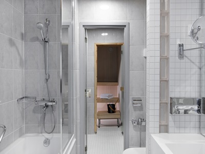 bathroom 1 - hotel radisson blu seaside - helsinki, finland