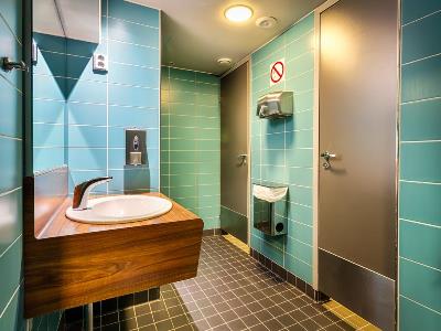 bathroom - hotel eurohostel - helsinki, finland