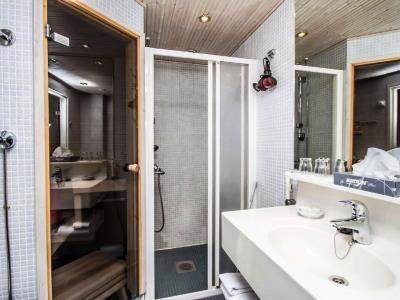 bathroom - hotel best western apollo - oulu, finland