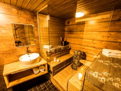 bathroom - hotel arctic treehouse - rovaniemi, finland