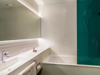 bathroom 1 - hotel scandic tampere station - tampere, finland