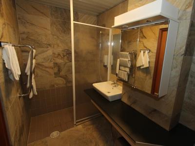 bathroom 1 - hotel park hotel tornio - tornio, finland